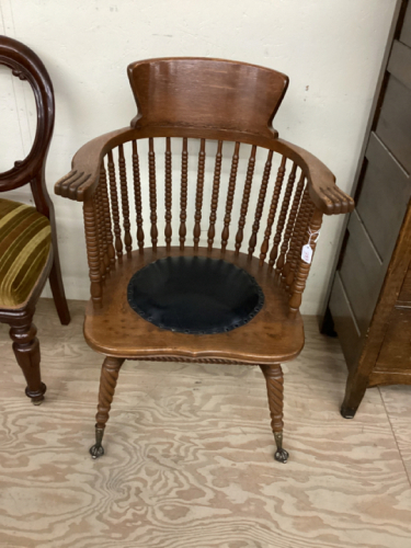 BEAUTIFUL CHAIR W/BLACK UPHOLSTERED SEAT