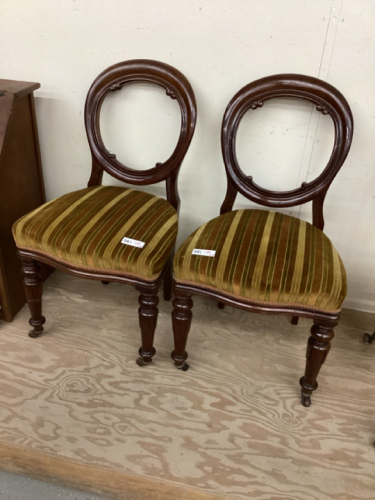 PAIR OF CHAIRS. UPHOLSTERED SEAT