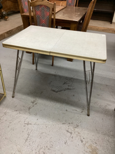 OLD ARBORITE KITCHEN TABLELEGS HAVE RUST. TOP IS WORN