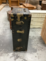 UPRIGHT TRAVELLING TRUNK
