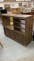 ENTERTAINMENT CENTER ON CASTORS