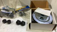 BOX WITH STABILIZING JACK BASE PADS, ROUND ANTI-VIBRATION PADS WITH STUDS AND PLASTIC CAPS