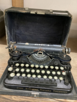 UNDERWOOD TYPEWRITER IN CASE