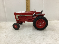 VINTAGE INTERNATIONAL 966 TOY TRACTOR