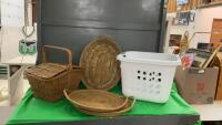 (2) WICKER BASKETS & (2) WICKER TRAYS IN LAUNDRY BASKET
