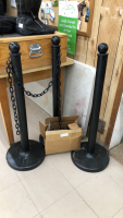 (3)PLASTIC POSTS W/PLASTIC CHAIN