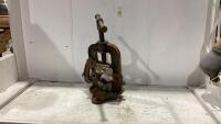 BENCH MOUNTED PIPE VISE