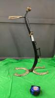 HORSESHOE & METAL HAMES STAND