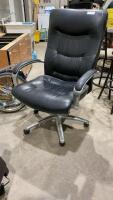 BLACK OFFICE CHAIR