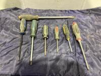 BUCKET OF VARIOUS SCREW DRIVERS