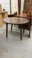 ROUND WOOD KITCHEN TABLE W/ (1) LEAF