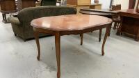 OVAL TABLE W/ QUEEN ANNE LEGS