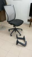 ROLLING OFFICE CHAIR