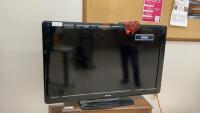 PHILIPS 40&rdquo; FLAT SCREEN TV ON STAND WITH REMOTE