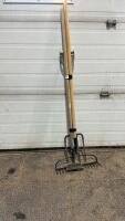 BUNDLE OF YARD TOOLS