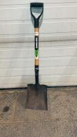 SQUARE NOSE SHOVEL