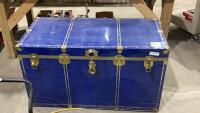 METAL TRUNK WITH KEY