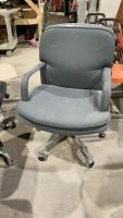 GREY FABRIC ROLLING OFFICE CHAIR