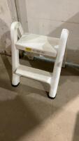 RUBBERMAID 2-STEP PLASTIC STEPSTOOL