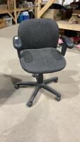 ROLLING OFFICE CHAIR