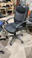 BLACK ROLLING OFFICE CHAIR