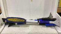 BUNDLE OF VARIOUS BRUSHES & SQUEEGEE