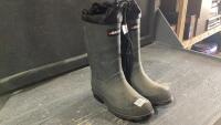 BAFFIN LINED RUBBER BOOT - SIZE 6