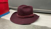 WOMEN&rsquo;S VINTAGE DARK BURGUNDY FIESTA FELT HAT IN BOX
