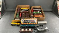 (2) FLATS OF VINTAGE TRAIN CARS W/ LIONEL ENGINE