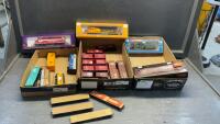 (2) FLATS W/COLLECTIBLE TRAIN CARS & (2) ENGINES