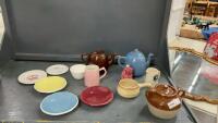 BOX OF POTTERY ITEMS - SOME MEDALTA,