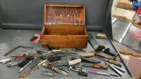 WOOD BOX W/ A COLLECTION OF KNIVES