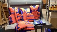 BIN OF 4 ADULTS LIFE VEST/1 KID VEST