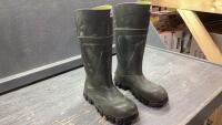 RUBBER BOOTS - SIZE 10