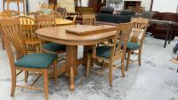 OVAL DOUBLE PEDESTAL DINING TABLE W/ (5) CUSHIONED CHAIRS. & (2) LEAVES