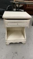 RETRO NIGHT TABLE