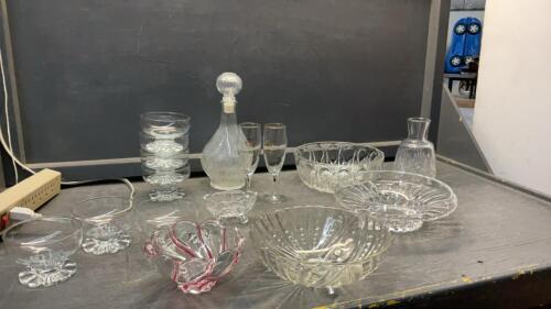 BOX OF CLEAR GLASSWARE