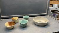 COLLECTION OF POTTERY ITEMS