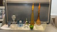 BOX OF VASES & DECORATIVE GLASS PIECES - HOUR GLASS, OIL BURNER, JUICER