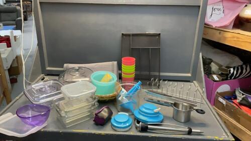 BOX OF KITCHEN ITEMS - CUTLERY TRAY, PLASTIC CUPS, TUPPERWARE CHOPPER, GLASS STORAGE CONTAINERS