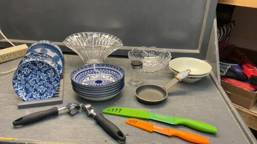 TOTE OF SERVING DISHES