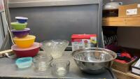 BOX OF KITCHEN ITEMS - BOWLS, RUBBERMAID STORAGE CONTAINERS,