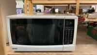 DANBY MICROWAVE W/ TURNTABLE