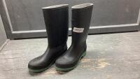 RUBBER BOOTS - SIZE 8