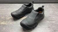 KEEN MEN&rsquo;S SHOES SIZE 9