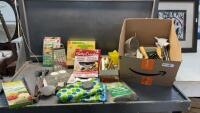 BOX OF KITCHEN ITEMS - OVEN MITTS, CUTLERY, GADGETS
