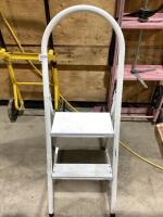 FOLDABLE STEP LADDER