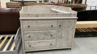 GREY SOUTHSHORE DRESSER W/ 3-DRAWERS, SINGLE DOOR W/ ROLL OUT SHELVES