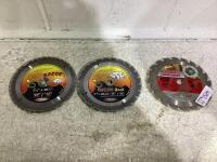 (3) SAW ASSORTED BLADES W/ (1) DECKING CHARPENTE 7-1/4" X 20, (2) RAZOR BACK 7-1/4" x 40 & 7-1/4" X 24