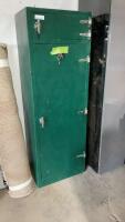 GREEN METAL GUN SAFE/CABINET - HAS KEYS